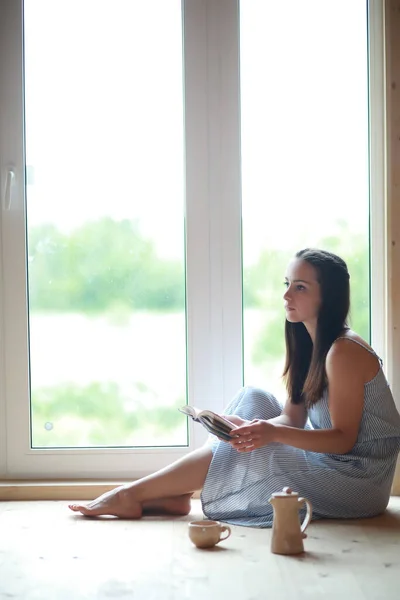 Dívka Okna Domě Čte Knihu Pije — Stock fotografie