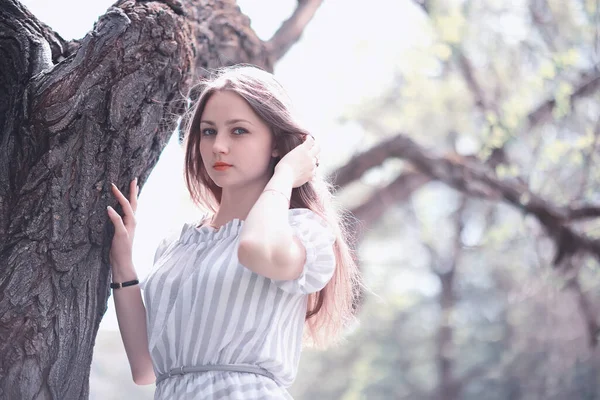 Une Fille Dans Parc Vert Printanier Promenade — Photo