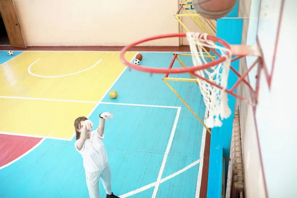 Lány Fiatal Diák Tornateremben Játszik Egy Kosárlabda — Stock Fotó