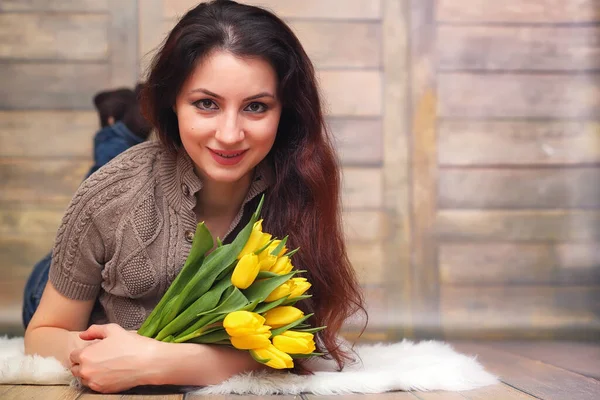 Lány Egy Csokor Sárga Tulipánok Lány Egy Ajándék Virág Vázában — Stock Fotó