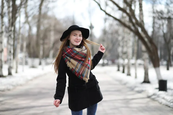 French Woman Walk Early Spring Outdoor — Stock Photo, Image