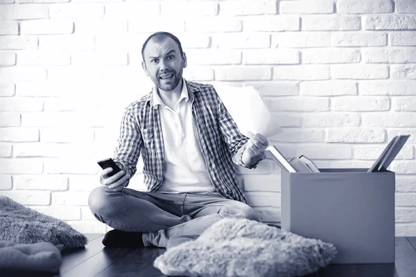 Ein Mann Mit Bart Sitzt Mit Papier Auf Dem Boden — Stockfoto