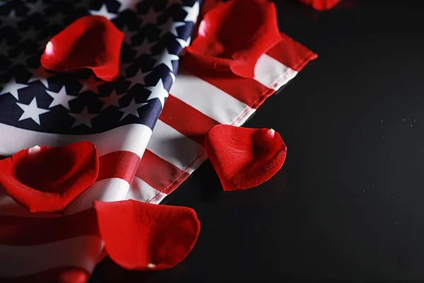 Amerikansk Flagga Och Ros Blomma Bordet Amerikas Förenta Staters Symbol — Stockfoto