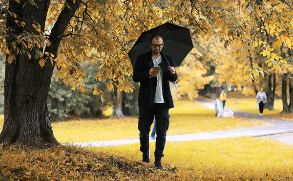 Giovane Con Gli Occhiali Cammina Nel Parco Con Ombrello Sotto — Foto Stock