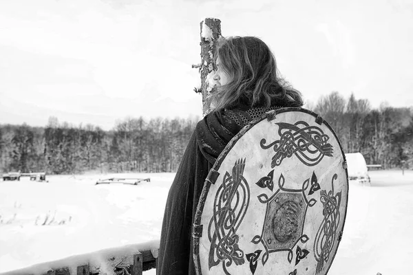 剣と斧のディフェンダー若き戦士の甲冑で武装 — ストック写真