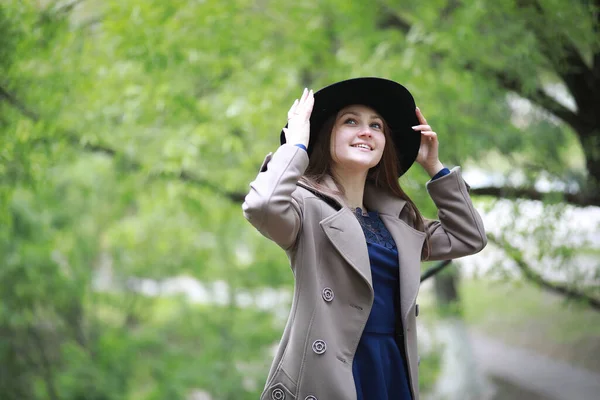 Fiatal Lány Kabátban Egy Tavaszi Parkban Rai Ban — Stock Fotó