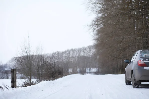 Zimowy Spacer Drogowy Samochód Śniegu — Zdjęcie stockowe