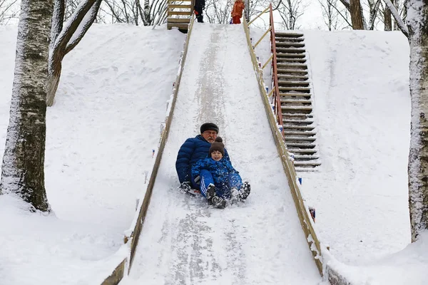 Barn Parken Vintern Barn Leker Med Snö Lekplatsen Skulpterar Snögubbar — Stockfoto