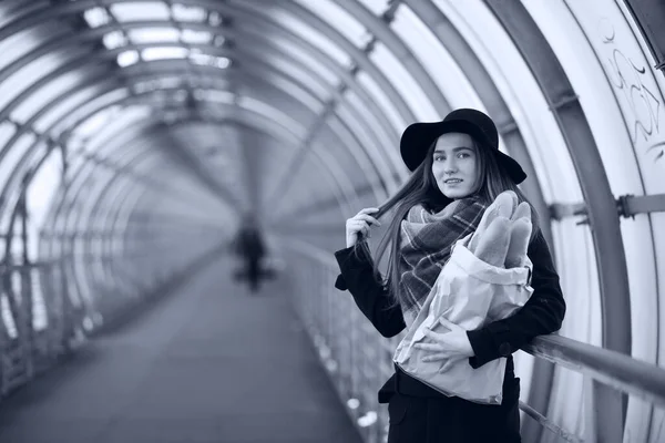 在这座桥的建筑隧道里的年轻的成年女孩 — 图库照片