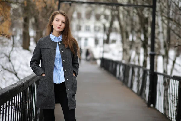 Fiatal Felnőtt Lány Kabátban Utcán Cit — Stock Fotó