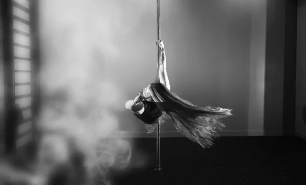 女の子はスポーツ用具の練習をしている スタジオのパイロンのダンサー — ストック写真