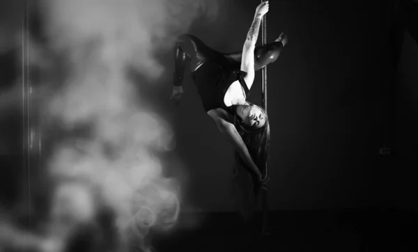 Девушка Делает Упражнения Спортивном Снаряжении Танцовщица Пилоне Студии — стоковое фото