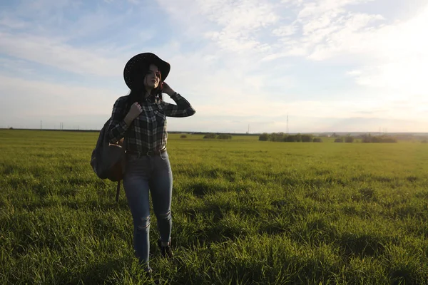 Egy Lány Farmerban Kalapban Utazgat Nyáron Vidéken — Stock Fotó