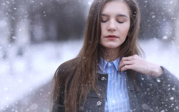 Молода Дівчина Відкритому Повітрі Взимку Модель Дівчина Позує Відкритому Повітрі — стокове фото