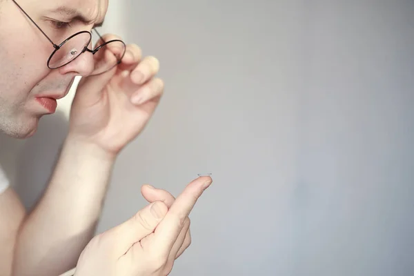 Begreppet Dålig Syn Håll Kontaktlins Och Glasögon Handen Affisch För — Stockfoto