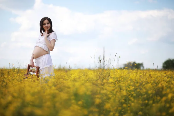 Donna Incinta Vestito Campo Fiori — Foto Stock