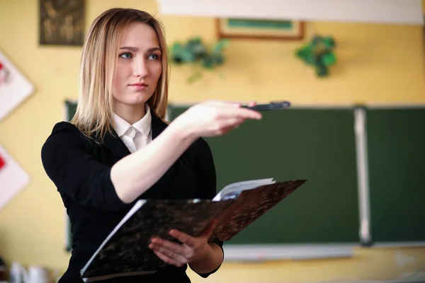 Jonge Leraar Schoolkamer Tijdens Les — Stockfoto