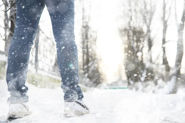 在一个下雪的冬日 一个男人穿过城市 — 图库照片