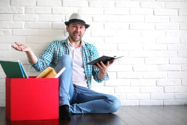 Ung Student Rummet Läser Tidningen Boken — Stockfoto