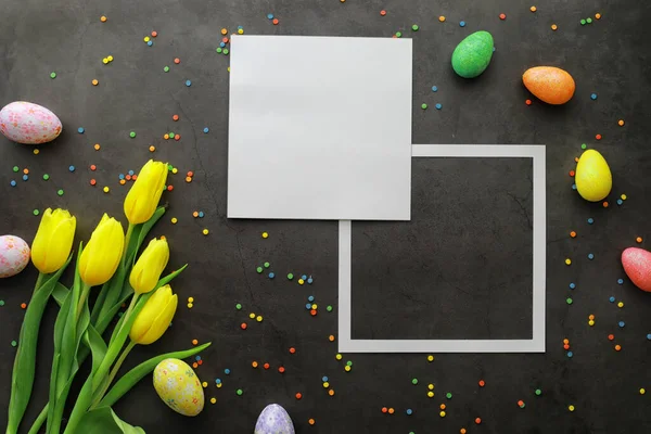 Fondo Pascua Sobre Piedra Negra Huevos Multicolores Dulces Ramo Tulipanes —  Fotos de Stock