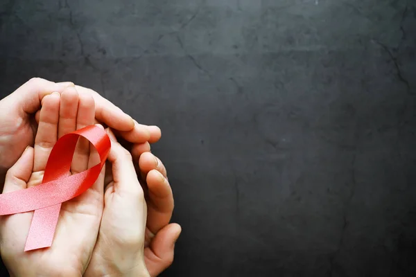 Simbol Penyakit Virus Imunodefisiensi Manusia Pita Merah Sebuah Bantuan Tangan — Stok Foto