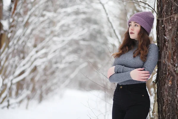 Uma Menina Parque Inverno Uma Caminhada Férias Natal Floresta Inverno — Fotografia de Stock