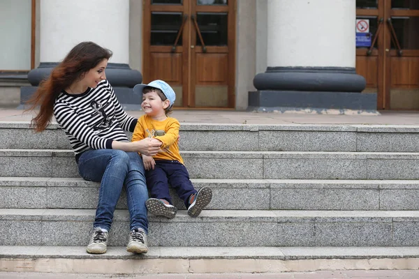 Kinderen Een Wandeling Het Voorjaar Het Stadspark Het Meisje Loopt — Stockfoto