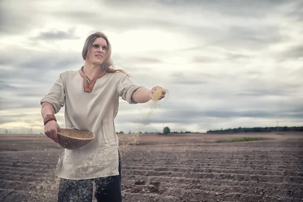 Young Peasant Scandinavian Appearance Sows Field Grai — Stock Photo, Image