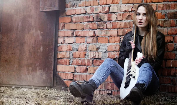 Mooi Jong Meisje Rocker Met Elektrische Gitaar Een Rock Muzikant — Stockfoto