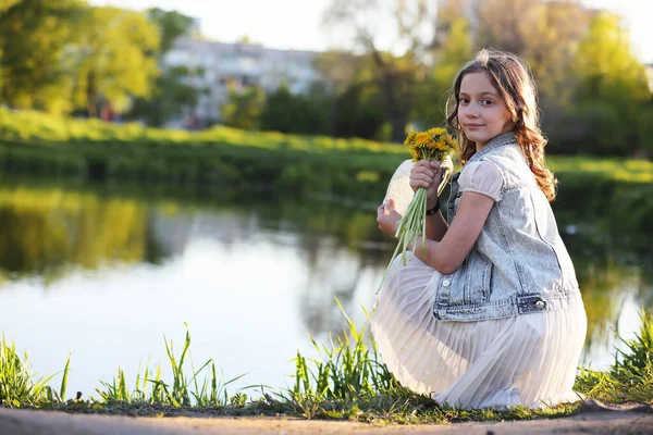 Fille Dans Parc Dans Soirée Une Journée Ensoleillée Printemps — Photo