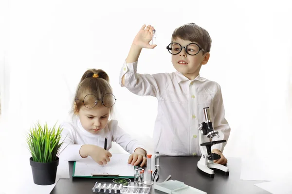 Jóvenes Científicos Químicos Orientación Vocacional Infantil Elección Profesión Médico Asistente — Foto de Stock