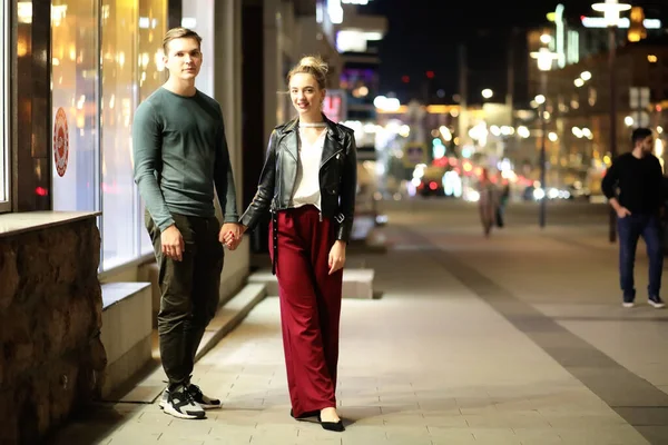 Hermosa Pareja Una Cita Una Ciudad Nocturna Aire Libre — Foto de Stock