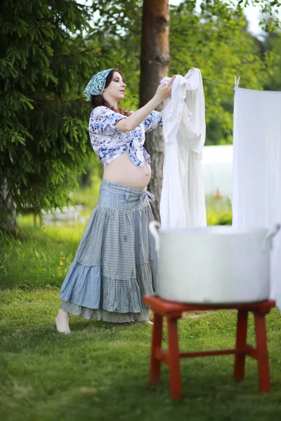 Zwangere Vrouw Opknoping Wassen Kleren Het Touw Voor Het Drogen — Stockfoto