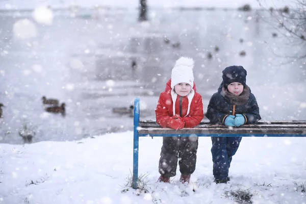 Passeggiata Dei Bambini Nel Parco Con Prima Neve — Foto Stock