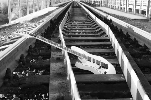 Black White Electric Guitar Railroad Tracks Industrial Gray Ston — Stock Photo, Image