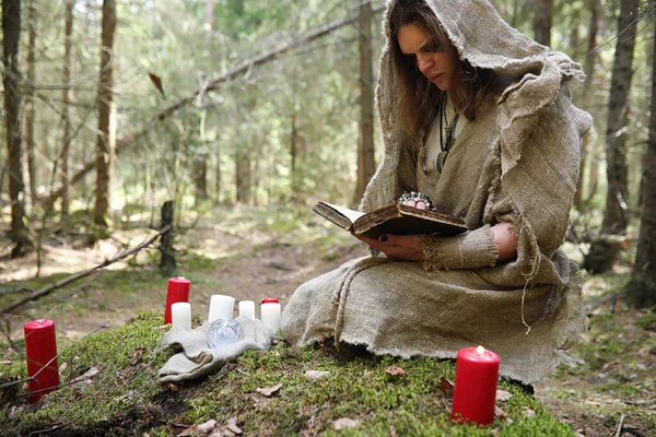 Homem Uma Batina Passa Ritual Uma Floresta Escura Com Uma — Fotografia de Stock