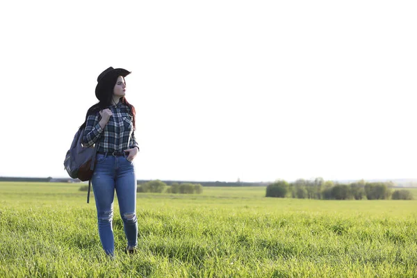 Ein Mädchen Jeans Und Hut Reist Den Sommer Countr — Stockfoto