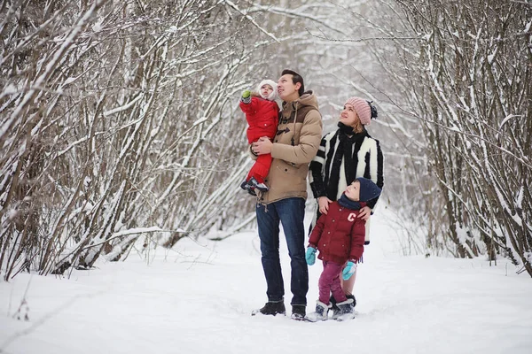 Молодая Семья Детьми Гуляет Зимнем Парке Зимняя Прогулка Родителей Детьми — стоковое фото