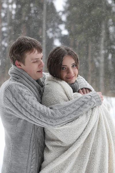 Par Amantes Una Fecha Tarde Invierno Una Ventisca Nieve — Foto de Stock