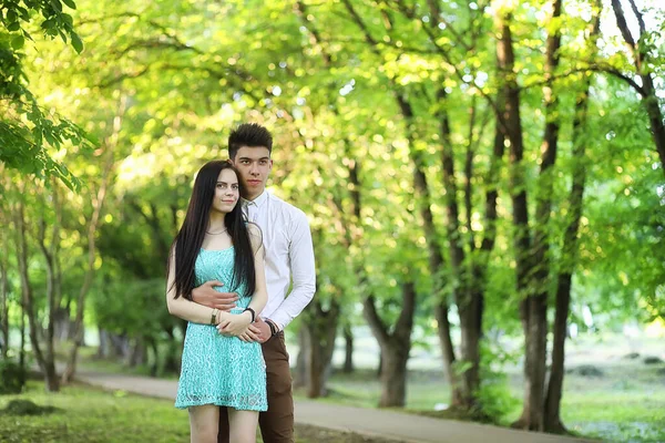 Pareja Joven Primera Cita Parque Ciudad —  Fotos de Stock