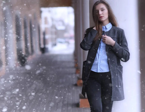 冬天在户外的年轻女孩 模特女孩在冬天的时候在户外摆姿势 街头漫步女孩的节日周末 — 图库照片