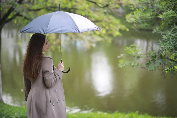 Fiatal Lány Kabátban Egy Tavaszi Parkban Rai Ban — Stock Fotó