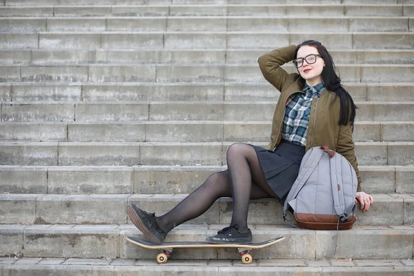 Een Meisje Van Jonge Hipster Een Skateboard Rijden Meisjes Vriendinnen — Stockfoto