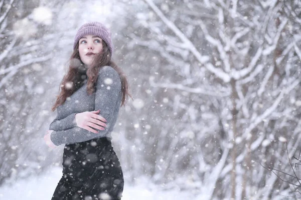 在雪地里 一个冬日的公园里的女孩 — 图库照片