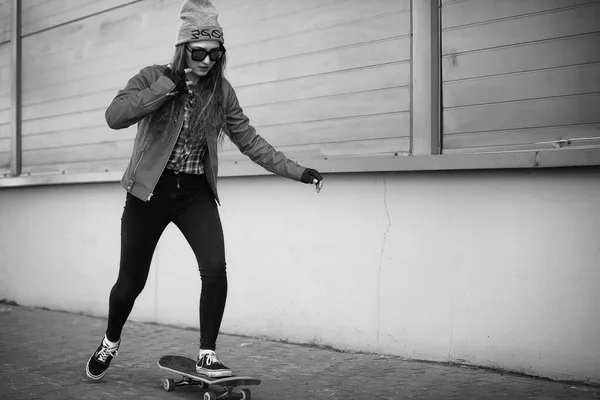 流行に敏感な若い女の子スケート ボードに乗っています 女の子スケート ボードが付いている都市の散歩のガール フレンド スケート ボードとストリートの春のスポーツ — ストック写真