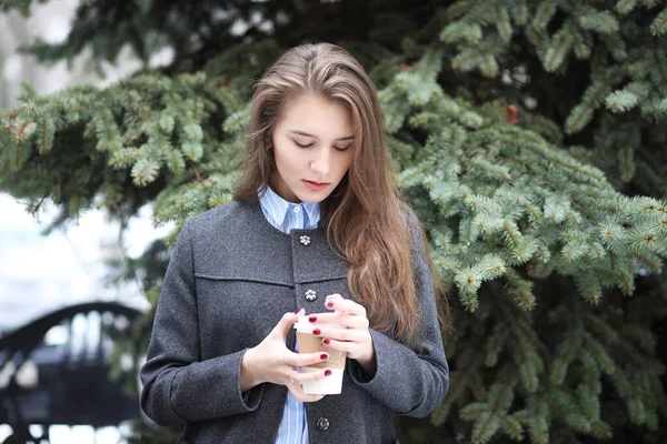 若い女の子がコーヒーを飲みながら — ストック写真