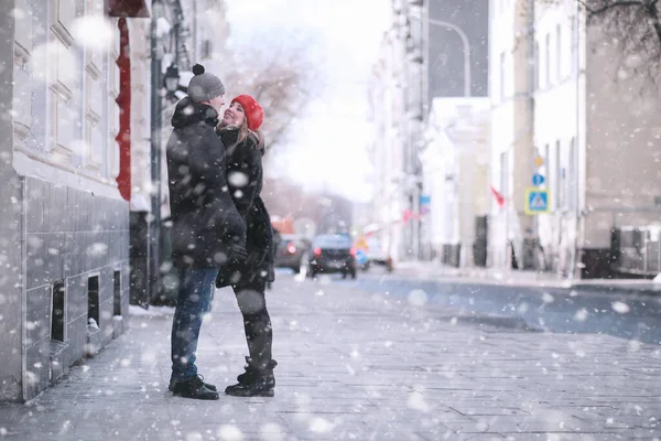 Junges Paar Spaziert Durch Den Winter — Stockfoto