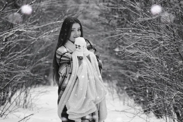 Flicka Vinter Molnig Dag Snötäckta Fält Och Skog — Stockfoto