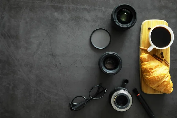 Friss Péksütemények Asztalon Francia Ízesített Croissant Reggelire — Stock Fotó