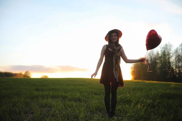 Una Chica Con Sombrero Paseo Por Parque Una Chica Con — Foto de Stock